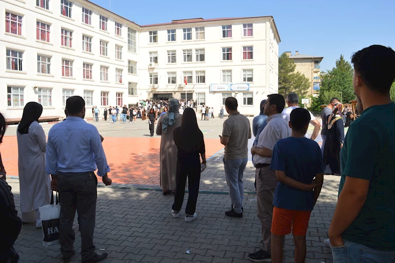 LGS heyecanı sınav salonlarında, dualar okul bahçelerinde yaşandı